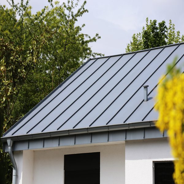 Metal,Standing,Seam,Roof,On,A,Residential,Home
