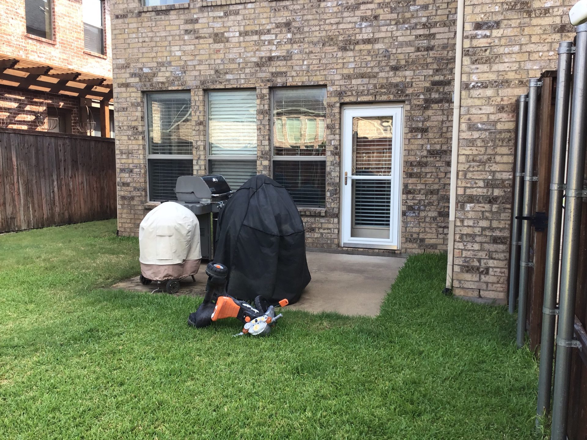 Backyard of home in Dallas, TX before Jenkins Roofing does patio build with roof.